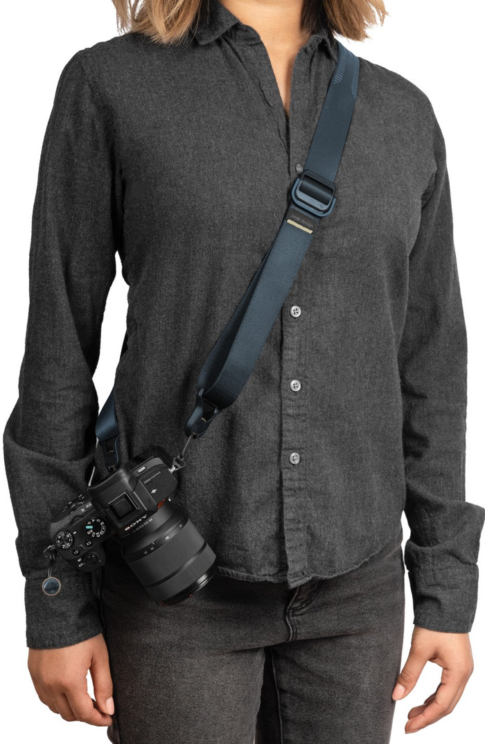 Peak Design Slide Lite Ocean (Blauw) product in gebruik