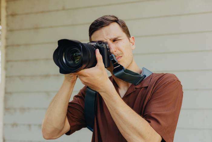 Peak Design Slide Ocean (Blauw) product in gebruik