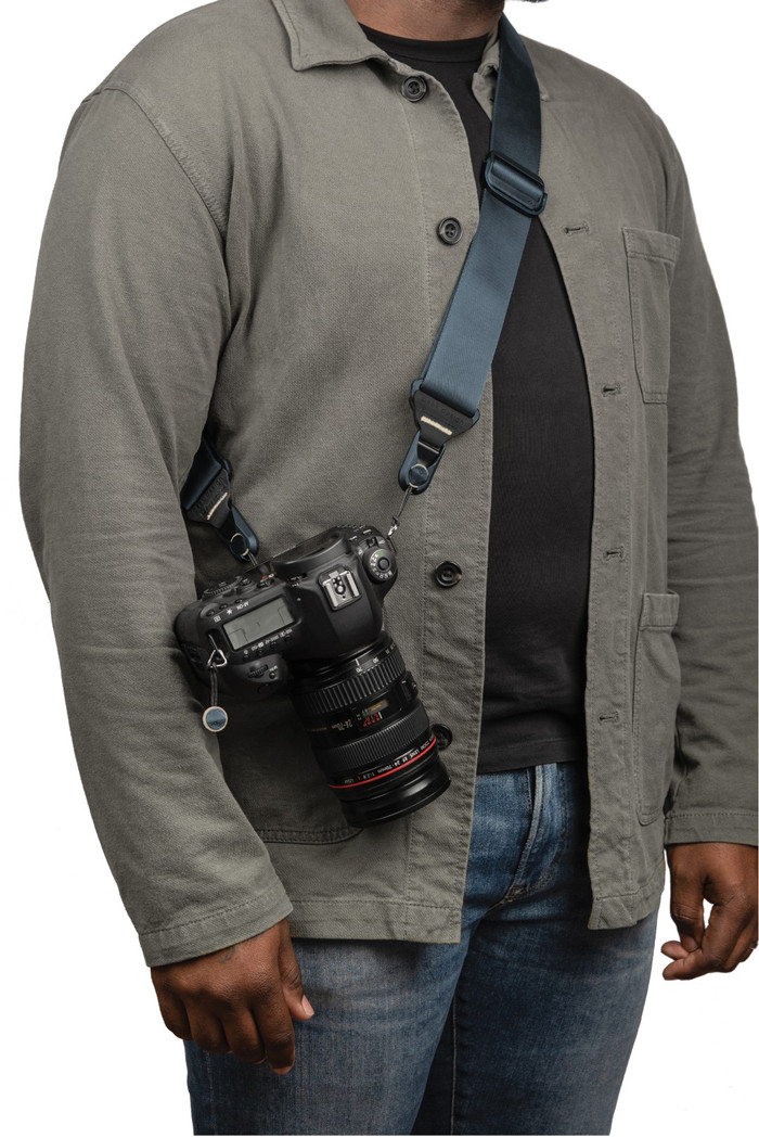 Peak Design Slide Ocean (Blauw) product in gebruik