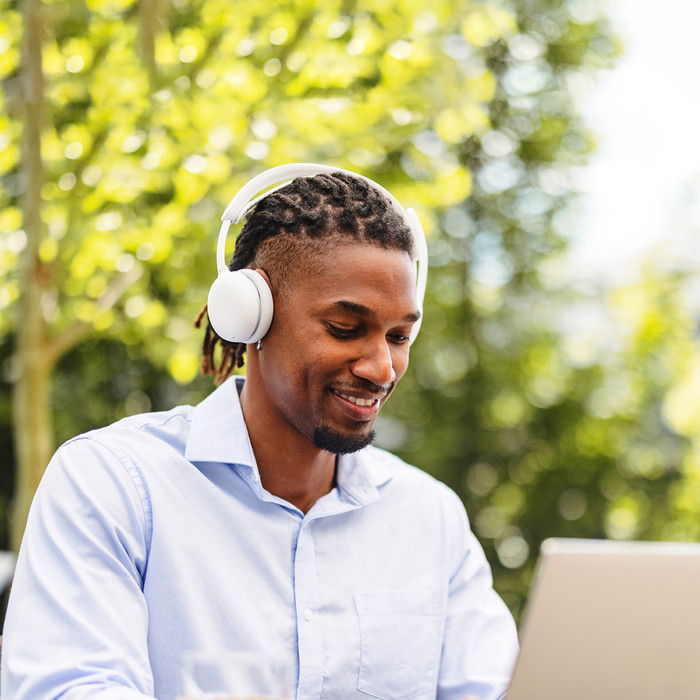 Logitech Zone Wireless 2 ES Wit product in gebruik