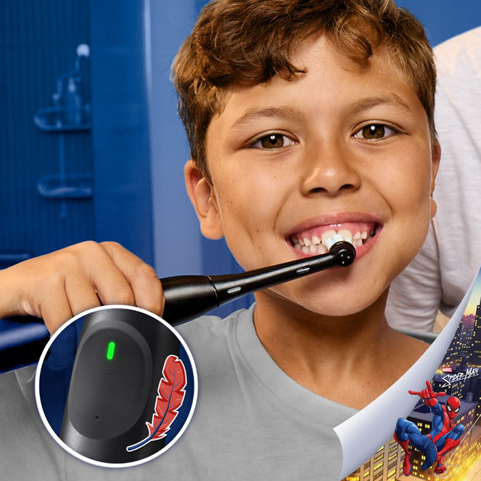 Oral-B iO Kids 6+ Spiderman product in gebruik