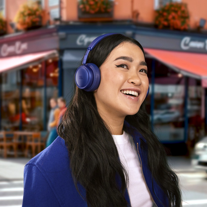 JBL Live 680NC Blauw product in gebruik
