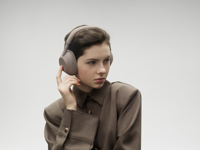 Sony WH1000XM6 Sandstone product in gebruik
