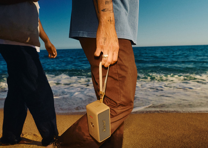 Marshall Emberton III speaker BT Vivid Brown product in gebruik