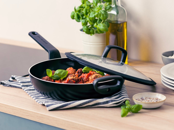 BK Infinity Hapjespan 28 cm + deksel product in gebruik