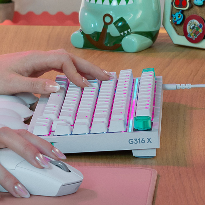 Logitech G316 X 75 Gaming Toetsenbord Wit Qwerty product in gebruik