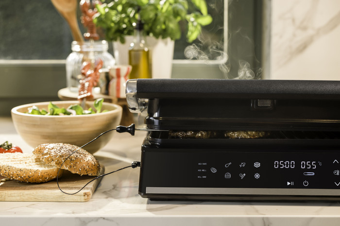 Pierre Contact Grill PCG7000 Pro product in use