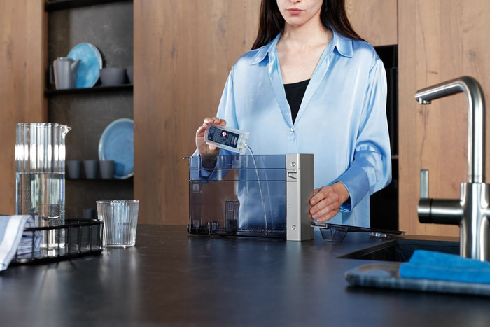 De'Longhi Decalk Care Ontkalker 500 ml product in gebruik