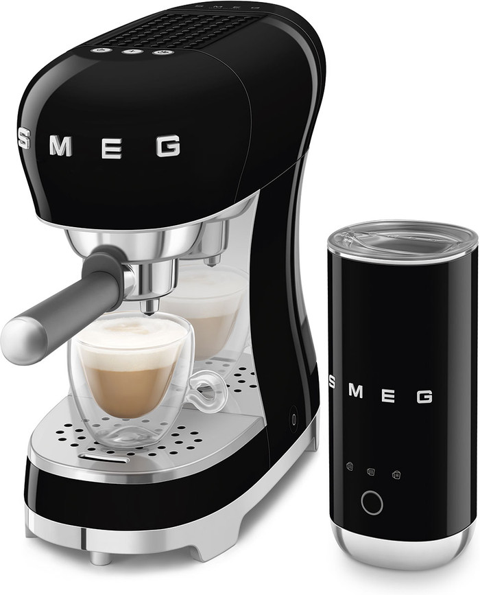 SMEG ECF12BLEU Zwart + melkopschuimer product in gebruik