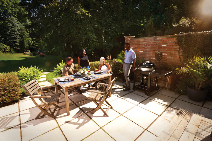 Napoleon PRO-CART Houtskool Kettle product in gebruik