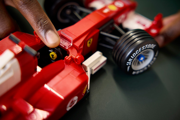 LEGO Icons F1 Ferrari met Michael Schumacher 11375 product in gebruik