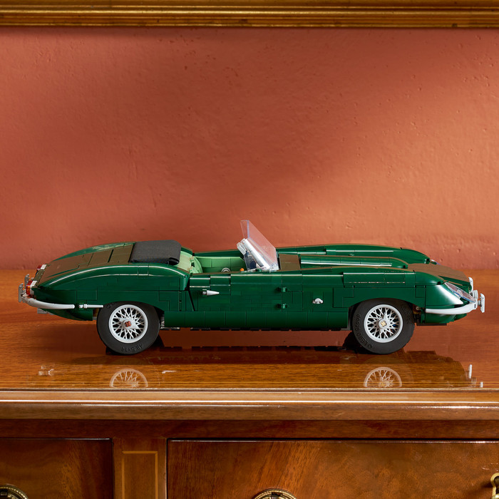 LEGO Icons Jaguar E-Type 11381 product in gebruik