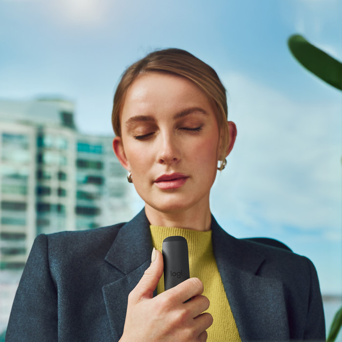Logitech Spotlight 2 Draadloze Presenter Lila product in gebruik