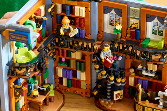 LEGO Icons Boekensteun: Boekhandel 11379 product in gebruik