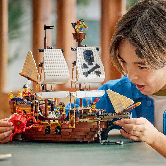 LEGO Creator 3-in-1 Klassiek Piratenschip 31387 product in gebruik