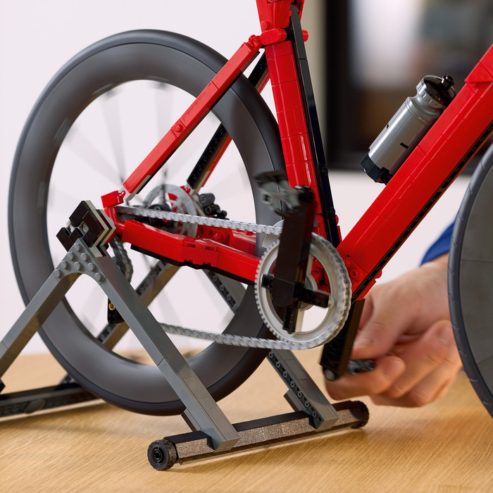 LEGO Icons Racefiets 11380 product in gebruik