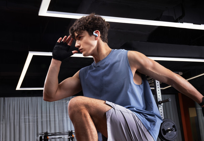 Shokz OpenFit Air 2 Blauw product in gebruik