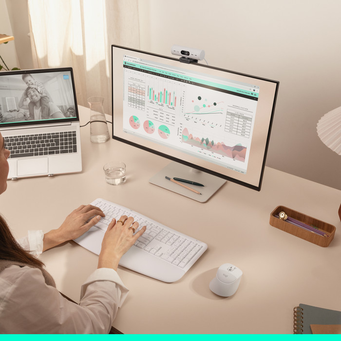 Logitech Signature Comfort Plus M850 L Draadloze Muis Off-White product in gebruik