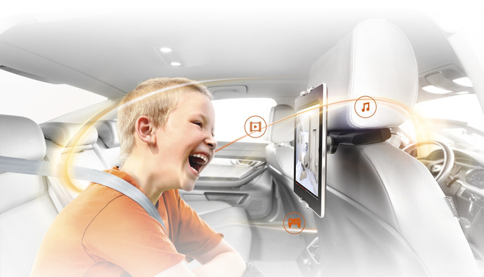 Vogel's TMS 1020 Tablet Car Pack product in use