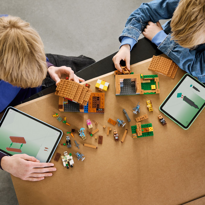 LEGO Minecraft Oproeper Dorpsaanval 21596 product in gebruik