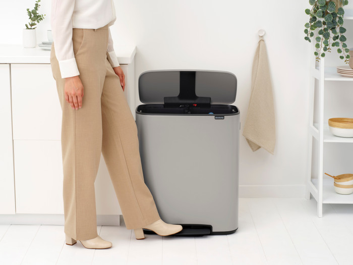 Brabantia Bo Pedal Bin 2 x 30 Liter Soft Grey product in gebruik