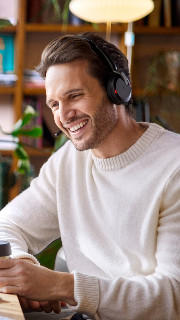Jabra Evolve2 65 Flex UC Stereo USB C Draadloze Office Headset product in gebruik