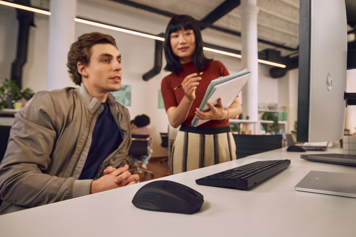 HP 490C Multi-Device Dual-Mode Toetsenbord en Muis Zwart QWERTY product in gebruik