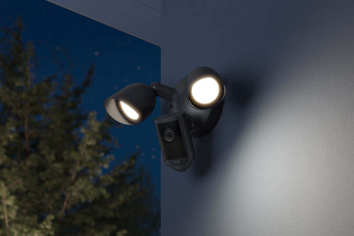 Ring Floodlight Camera 2e Generatie Zwart product in gebruik