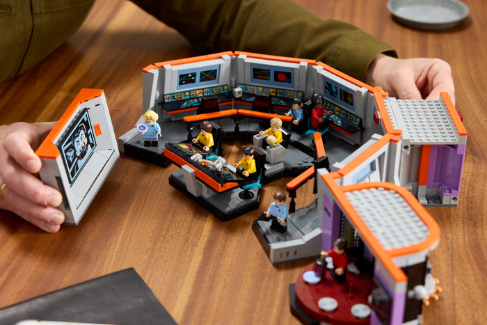 LEGO Icons Star Trek: U.S.S. Enterprise NCC-1701 Brug 11385 product in gebruik