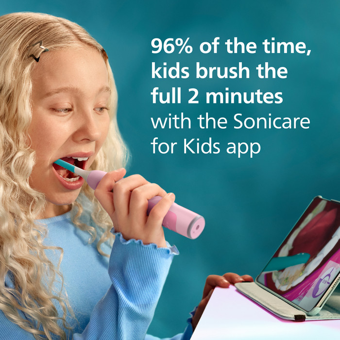 Philips Sonicare For Kids 3+ Smart HX6600/41 Roze product in gebruik