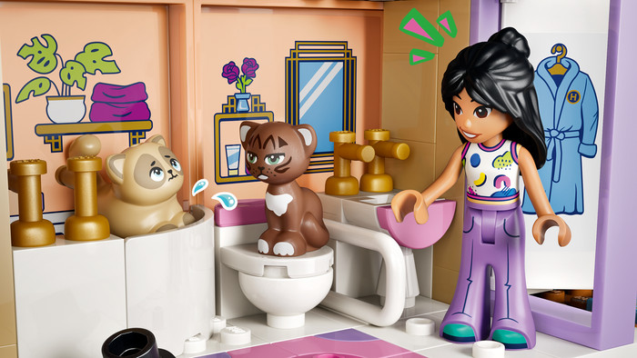 LEGO Friends Heartlake City Grand Hotel 42704 product in gebruik