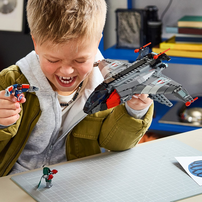 LEGO Marvel Avengers: Doomsday Quinjet 76347 product in gebruik