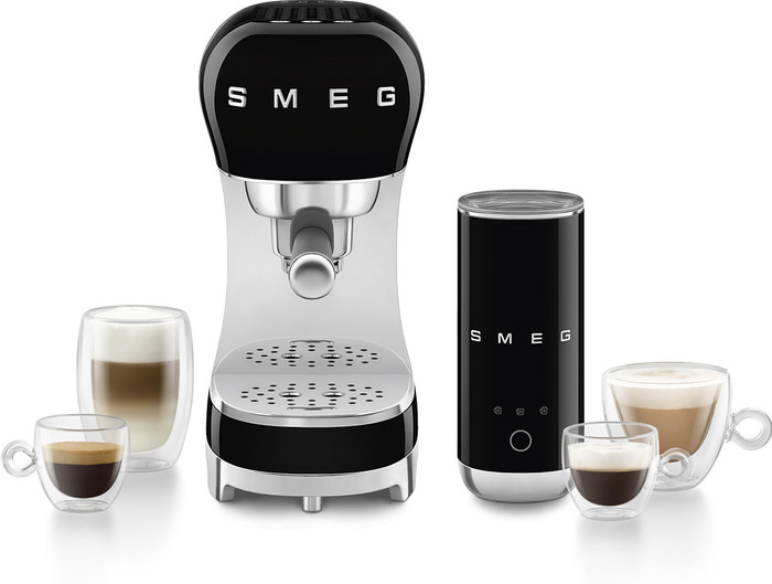 SMEG ECF12BLEU Zwart + melkopschuimer product in gebruik