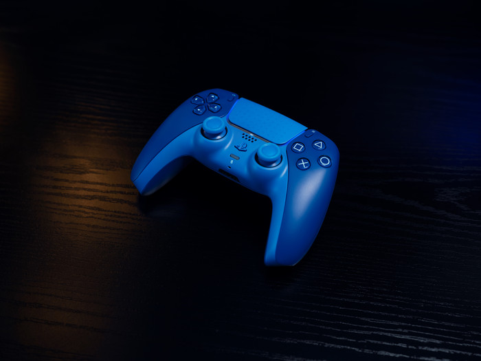 Sony PlayStation 5 DualSense Draadloze Controller Icon Blue Special Edition product in gebruik