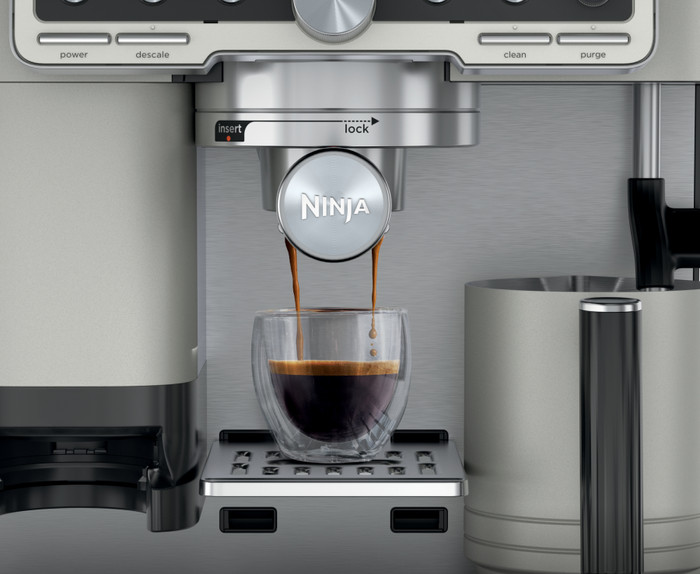 Ninja Luxe Cafe Pro ES701EUWH product in gebruik