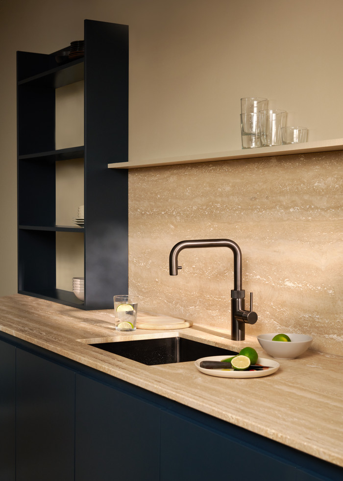 Quooker COMBI+ & Quooker Flex Square Gunmetal product in gebruik