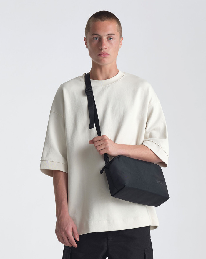 Urth Dolomite 5.1L Camera Sling Zwart product in gebruik