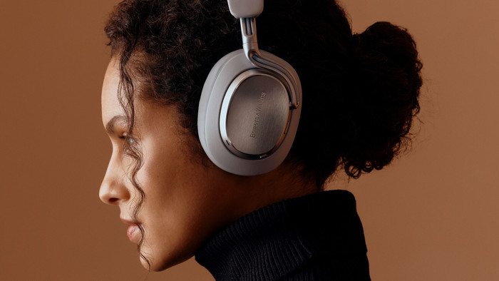 Bowers & Wilkins Px8 S2 Pearl Blue product in gebruik