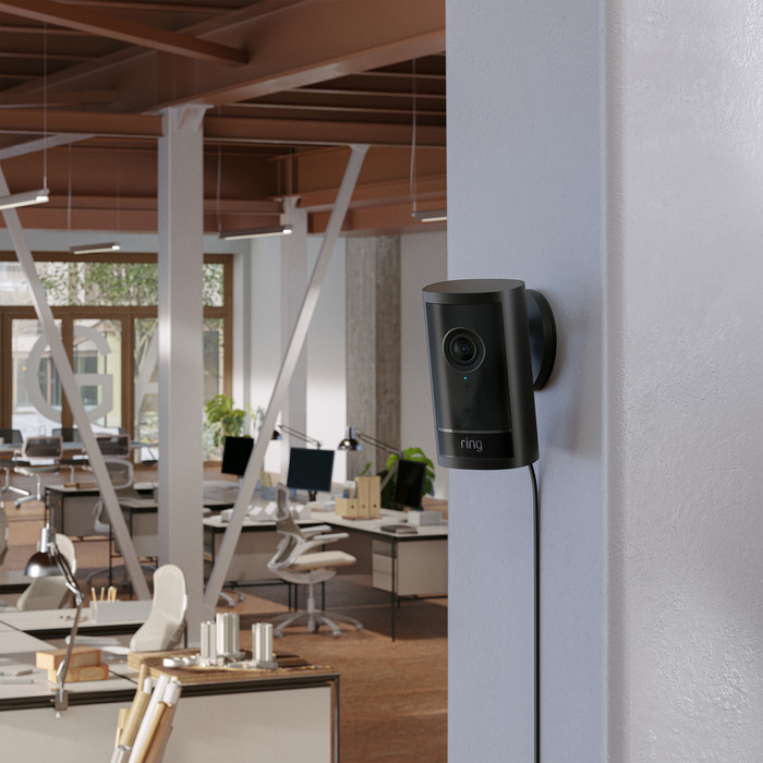 Ring Outdoor Camera Pro Stekker Zwart product in gebruik