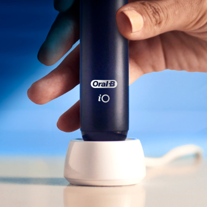 Oral-B iO 2 Zwart product in gebruik