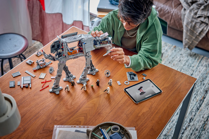 LEGO Star Wars Imperial Remnant AT-AT met INT-4 75454 product in gebruik
