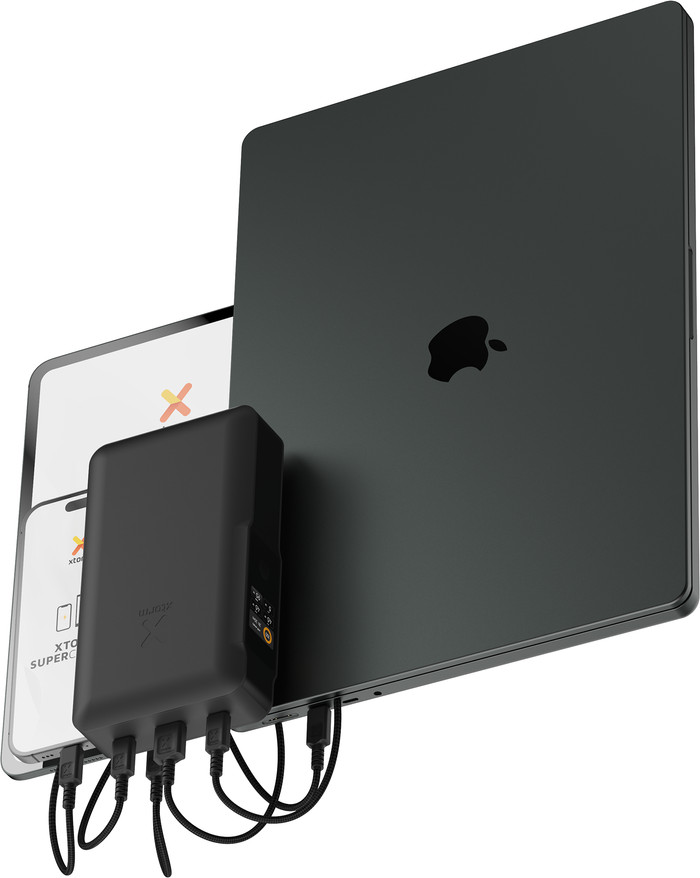Xtorm NextGen 100W Powerbank 60.000mAh Zwart product in gebruik