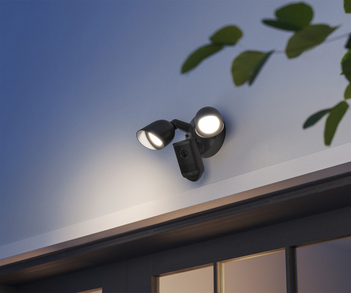 Ring Floodlight Camera 2e Generatie Zwart product in gebruik