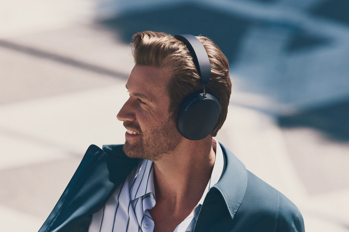 Sonos Ace Zwart + BlueBuilt Power Delivery Oplader met Usb C product in gebruik