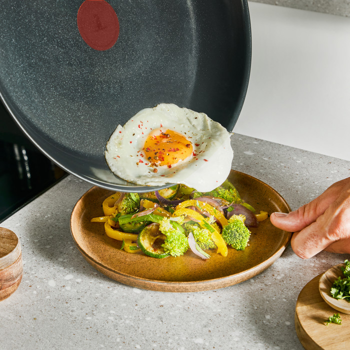 Tefal Extreme keramische koekenpan 28 cm product in gebruik