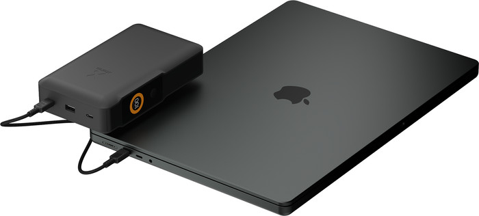 Xtorm NextGen 100W Powerbank 60.000mAh Zwart product in gebruik