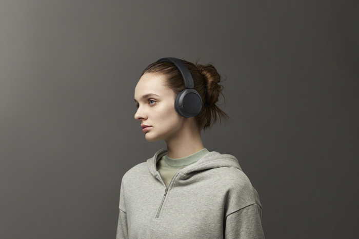 Sony WH-CH535 Zwart product in gebruik