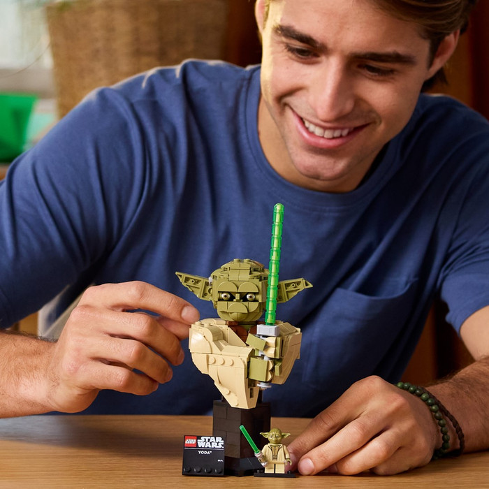 LEGO Star Wars Yoda Buste 75438 product in gebruik
