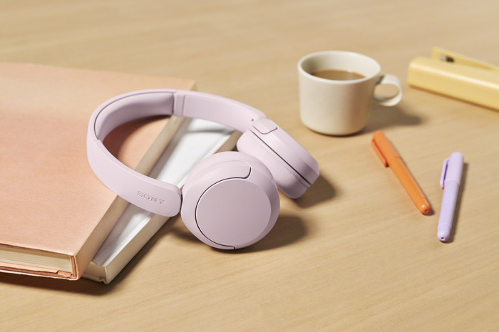 Sony WH-CH535 Roze product in gebruik