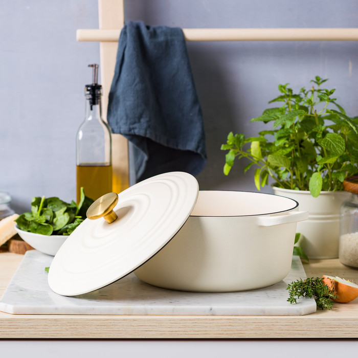 BK Bourgogne Braadpan 24 cm Cream White product in gebruik